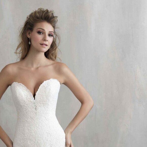 Mermaid Lace White Wedding Dress, Plunging Vneck, Fitted Bum Sexy Fit & Flare - Picture 4 of 6